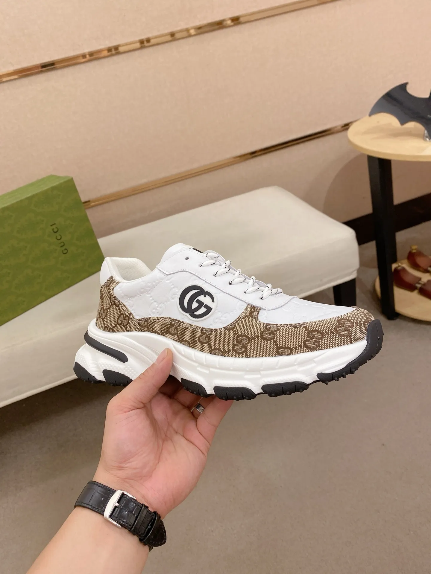 Men's men's shoes 442💰🇮🇹🇮🇹GUCCI🔍🔍new models are on sale at the same time at the counter. The uppers are made of top-grain cowhide imported from Italy. Fully imported genuine leather lining 💪💪, completely 1⃣️ to 1⃣️ replica 🇮🇹💪💪, ⚠ sole: original sole provided by the original factory, exclusive movable molded sole super comfortable, ⚠ original factory follow-up, 🔍🔍 high quality, you can go in and out of the counter at will, welcome to compare⚠. Code number: 38-44. Can be customized 45-46